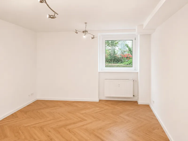 WG-Zimmer!!! im Erstbezug – frisch saniert, ca. 15 m², mod. Bad mit Regendusche, ab sofort frei — photo 1